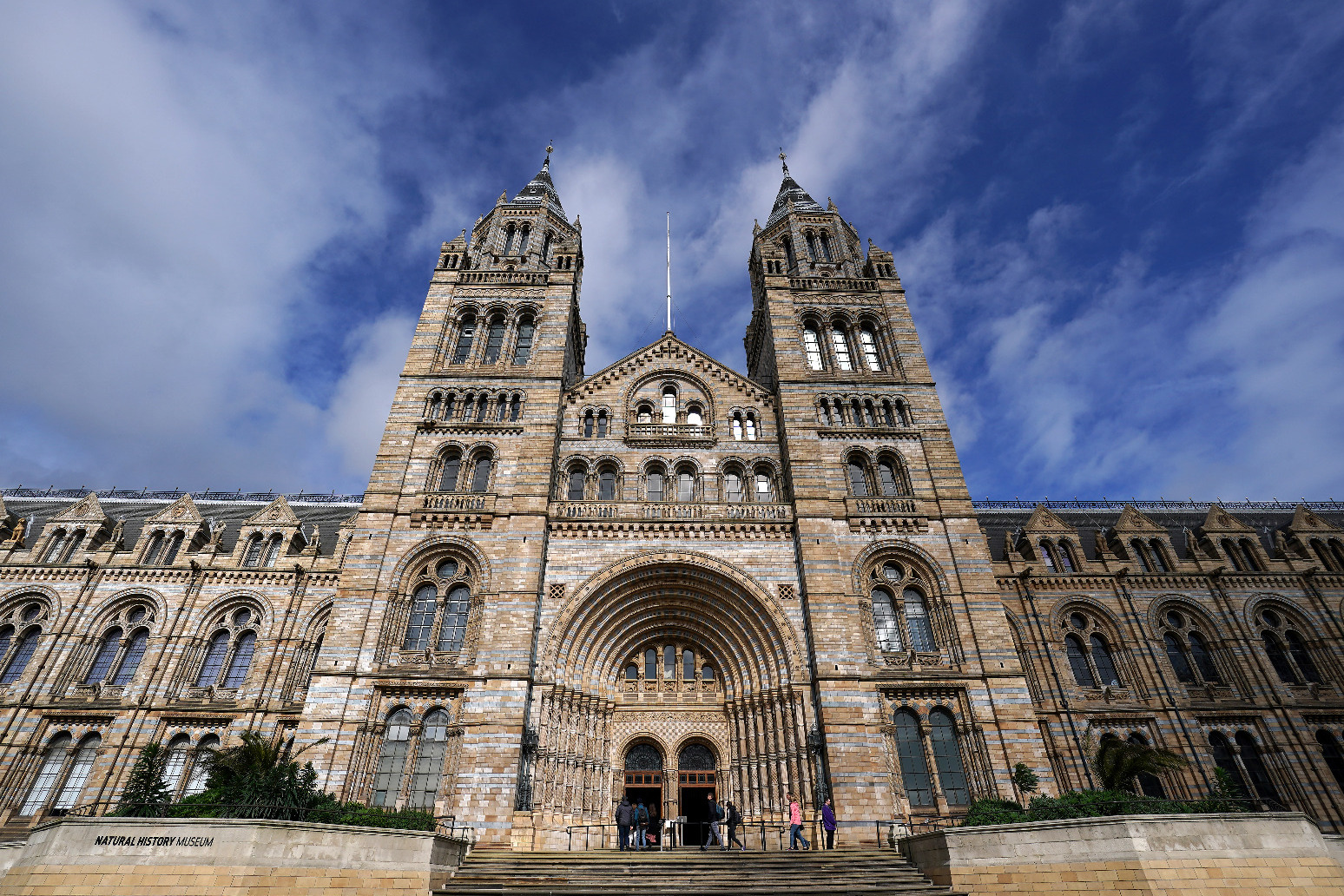 Natural History Museum closes for a week amid Covid-related ‘staff shortages’ 
