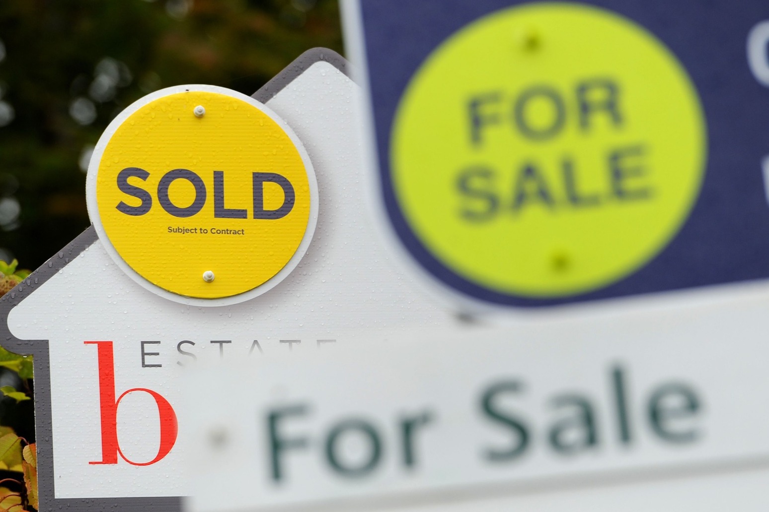 Average UK house price ‘soars by 10.8% annually to hit record high of £278,123’ 