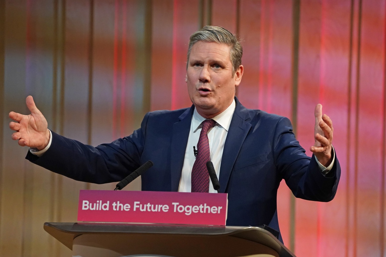 Starmer urges party not to ‘run away from mainstream’ as he looks to centre 