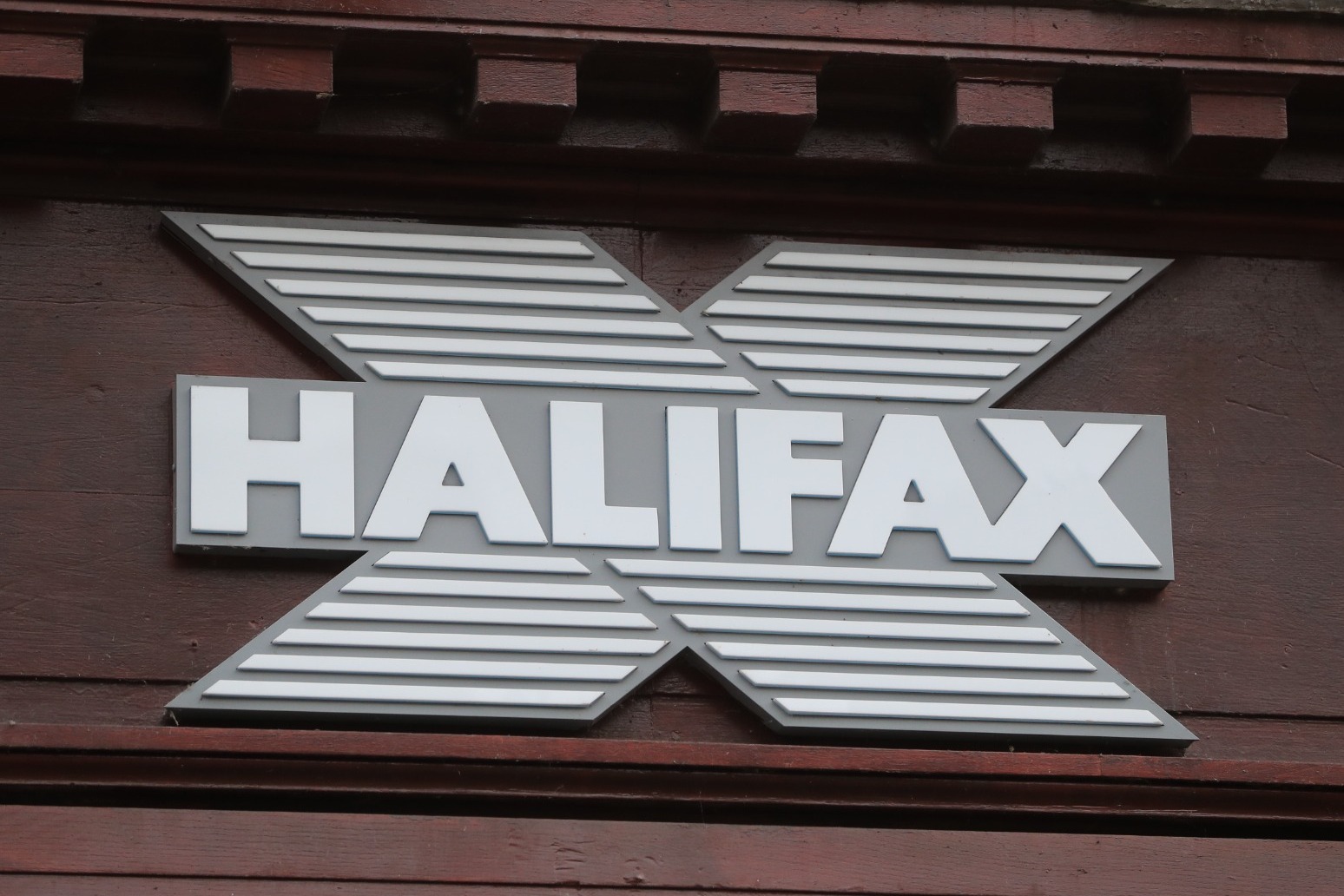 Halifax apologises after wrongly telling customers base rate had changed 