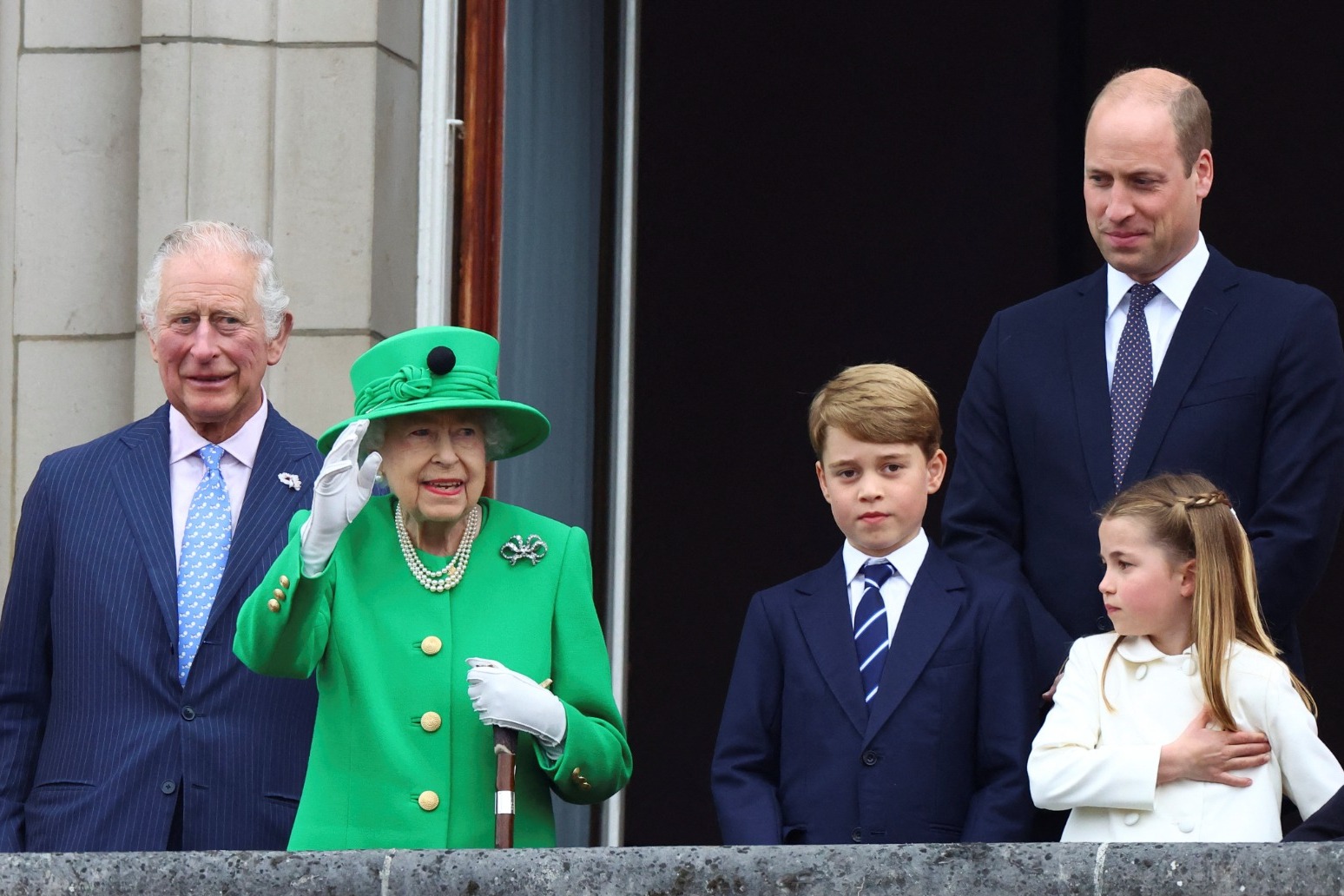 Queen makes Buckingham Palace balcony appearance as Jubilee celebrations end 