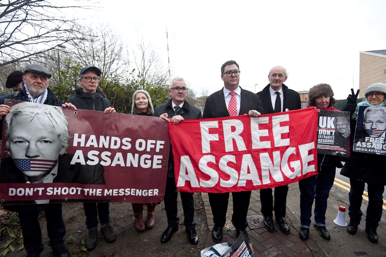 Russell Brand and Jeremy Corbyn join human chain to support Julian Assange 