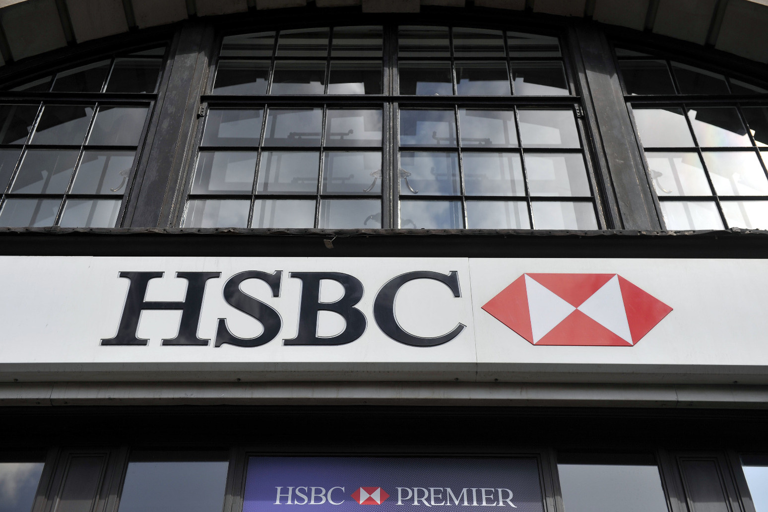 HSBC posts earnings leap and boosts shareholder payouts 