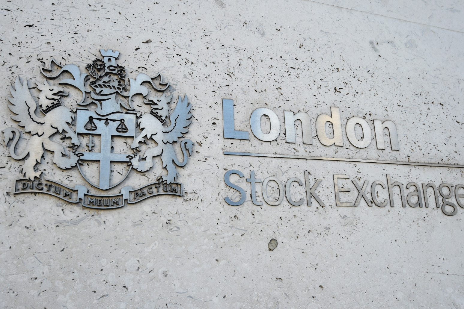 FTSE100 recovers some lost ground, but remains depressed amid global jitters 