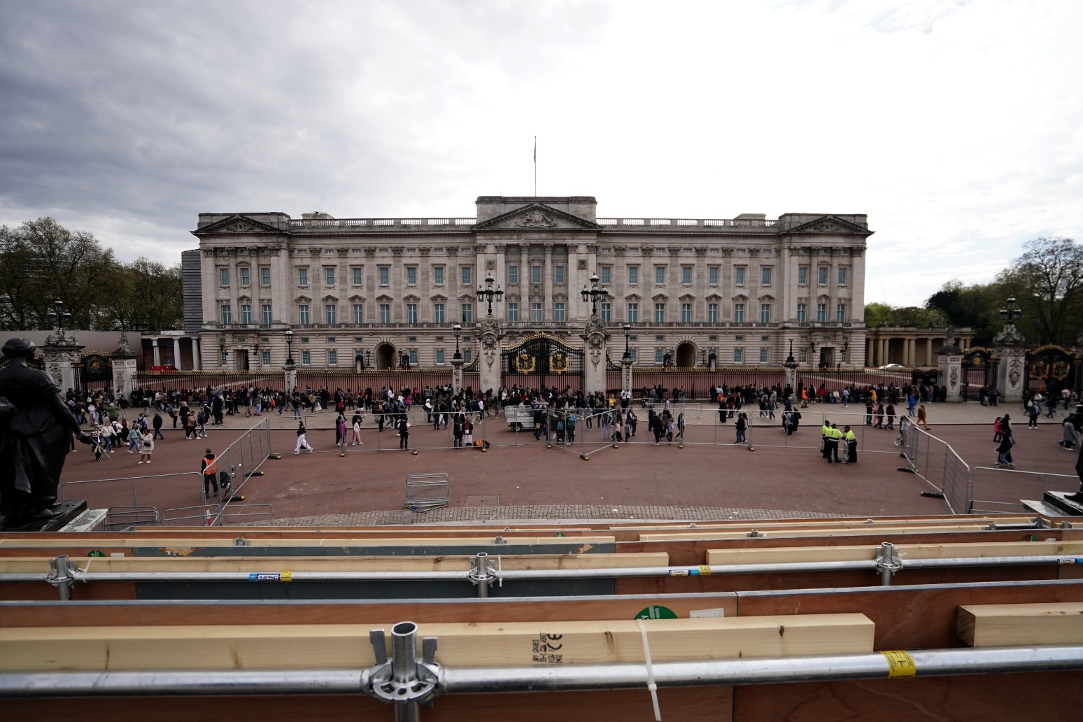 Man arrested outside Buckingham Palace asked to speak to soldier 